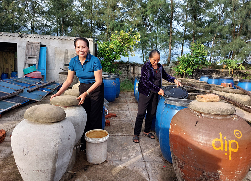 Các công đoạn chế biến nước mắm đều được làm theo phương pháp truyền thống.