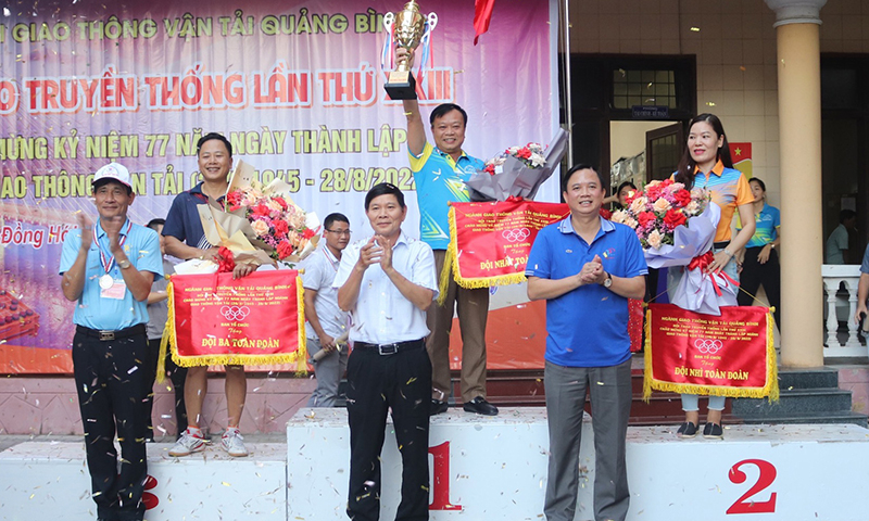 Ban Tổ chức trao giải Nhất, Nhì, Ba toàn đoàn cho các đơn vị tham gia hội thao.