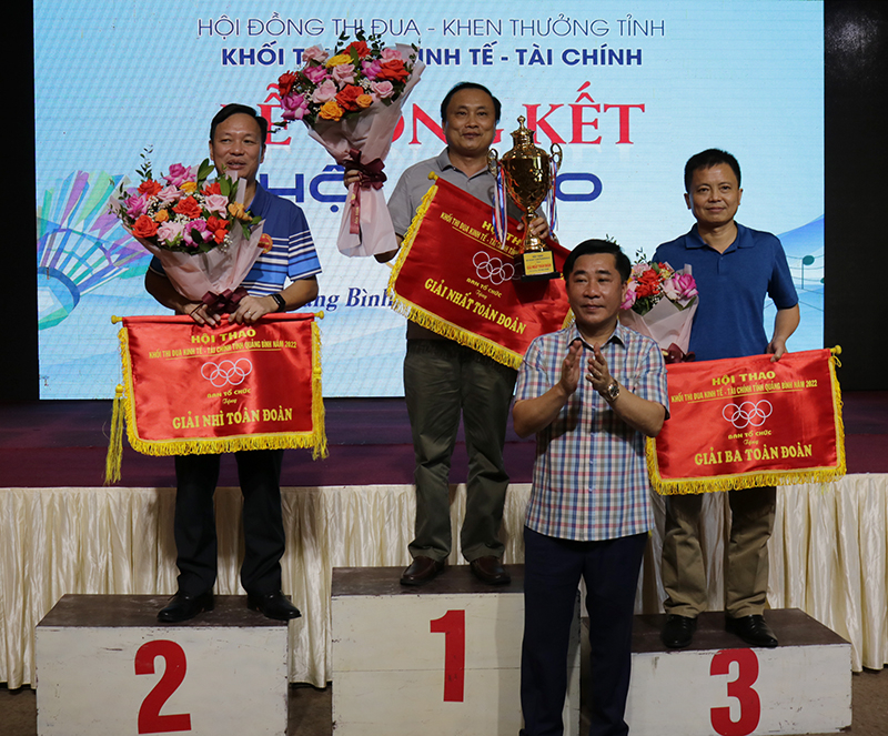 Ban tổ chức hội thao trao giải nhất, nhì, ba toàn đoàn cho các đơn vị.
