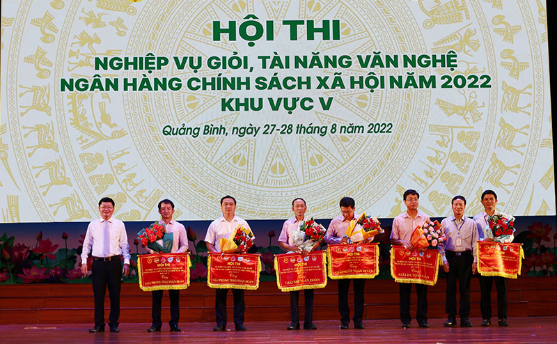Ban Tổ chức trao giải cho các đội thi