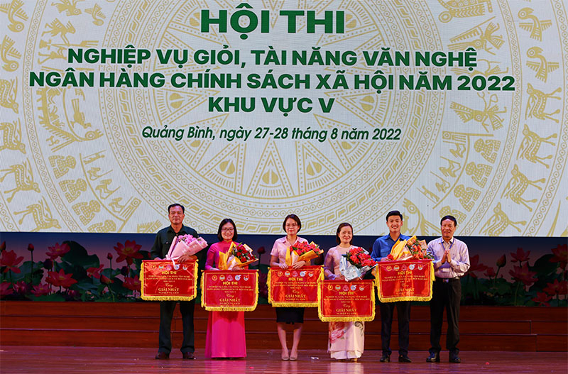 Ban Tổ chức cuộc thi trao giải nhất phần thi nghiệp vụ cho đội Thanh Hóa