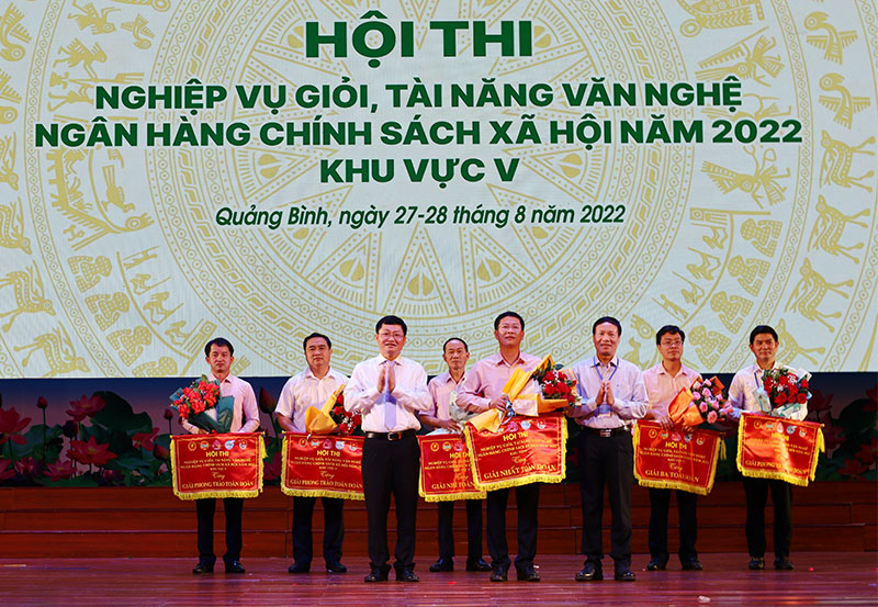 Ban Tổ chức cuộc thi trao giải nhất toàn đoàn cho đội Thanh Hóa