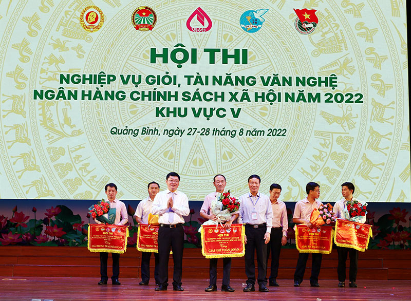 Ban Tổ chức trao giải nhì toàn đoàn cho đội Nghệ An