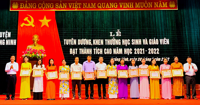 Lãnh đạo huyện Quảng Ninh trao thưởng cho giáo viên có thành tích xuất sắc trong năm học 2021-2022.