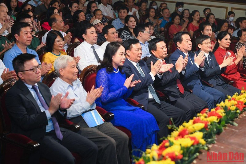 Các đồng chí lãnh đạo Đảng, Nhà nước dự chương trình nghệ thuật  