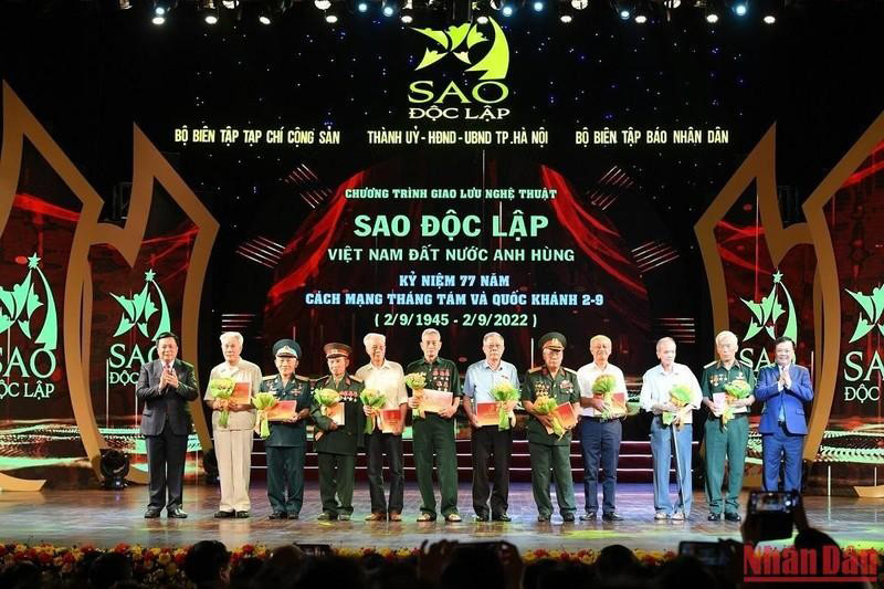Đồng chí Nguyễn Xuân Thắng và đồng chí Đinh Tiến Dũng trao quà tặng các bậc lão thành cách mạng. (Ảnh: THÀNH ĐẠT)