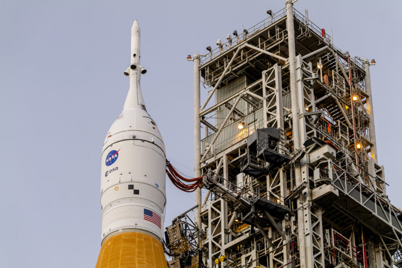  Tàu vũ trụ Orion được nhìn thấy trên đầu tên lửa SLS. Ảnh: pbs.org
