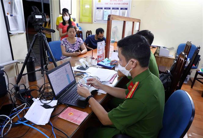 Lực lượng Công an xã Yên Thường, huyện Gia Lâm (Hà Nội) tiếp nhận và hoàn thành thủ tục làm Căn cước công dân gắn chíp điện tử cho người dân. Ảnh: Phạm Kiên/TTXVN