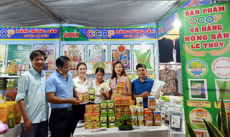 Một số gian hàng trưng bày sản phẩm tại hội chợ.