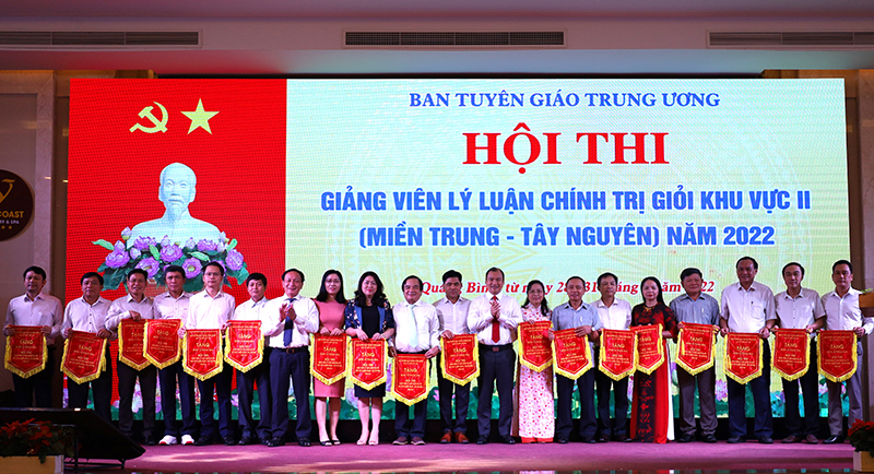 Đồng chí Phó trưởng Ban Tuyên giáo Trung ương Lê Hải Bình và đồng chí Phó Bí thư Thường trực Tỉnh ủy Trần Hải Châu tặng cờ lưu niệm cho các đoàn có thí sinh tham gia hội thi.