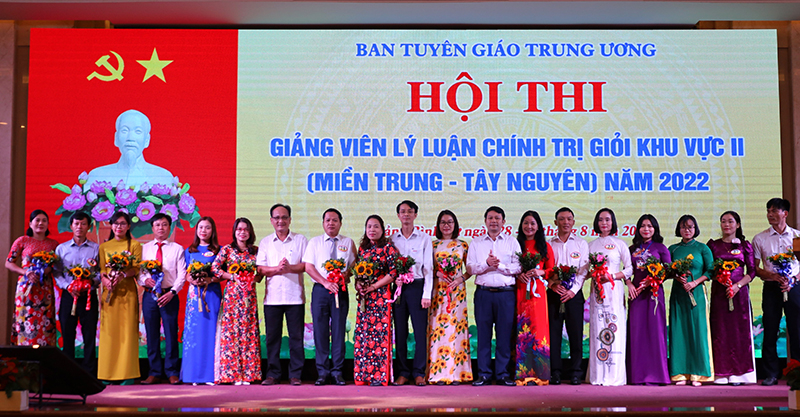 Các đại biểu tặng hoa cho các thí sinh tham gia hội thi.