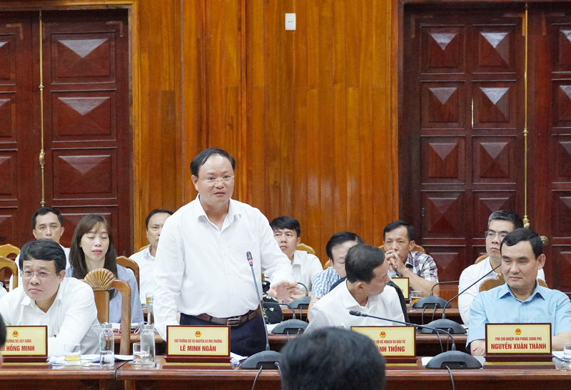 Đồng chí Thứ trưởng Bộ Tài nguyên và Môi trường Lê Minh Ngân phát biểu tại cuộc làm việc