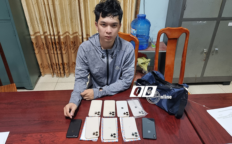 Đối tượng Lê Tài Tuấn và tang vật các vụ việc lừa đảo.