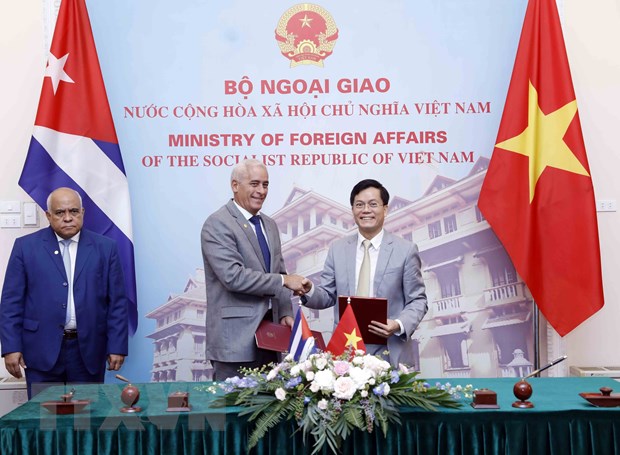Thứ trưởng Bộ Ngoại giao Việt Nam Hà Kim Ngọc và Thứ trưởng thứ Nhất Bộ Ngoại giao Cuba Gerardo Penalver Portal ký kết Kế hoạch Tham khảo chính trị giữa Bộ Ngoại giao 2 nước giai đoạn 2023-2025. (Ảnh: An Đăng/TTXVN)