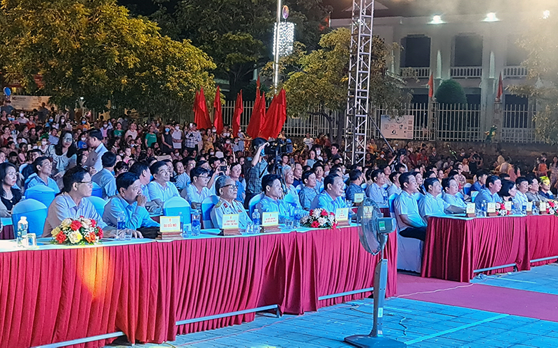 Các đại biểu tham dự chương trình nghệ thuật.