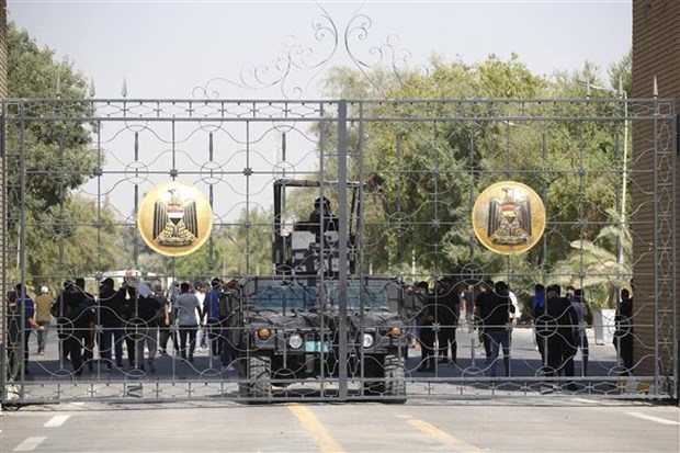 Cảnh sát Iraq gác tại trụ sở Chính phủ ở Vùng Xanh, thủ đô Baghdad ngày 29/8. (Ảnh: AFP/TTXVN)