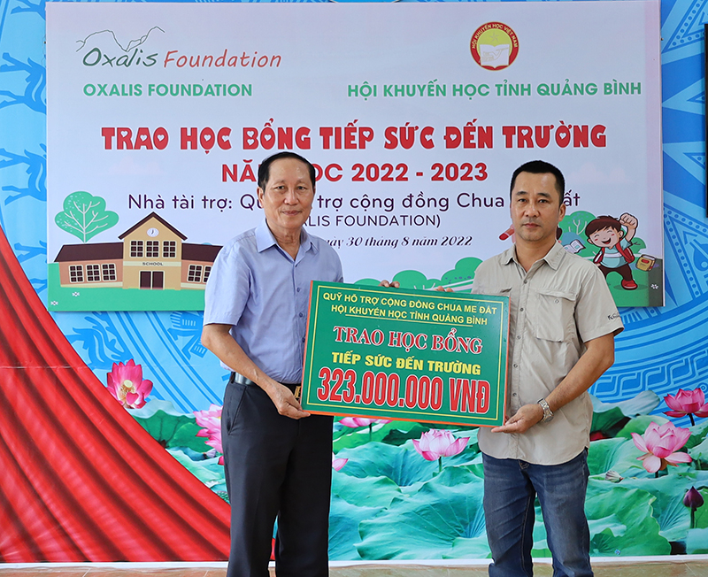 Lãnh đạo Hội Khuyến học tỉnh nhận tại trợ chương trình “Tiếp sức đến trường” từ Quỹ hỗ trợ cộng đồng Chua Me Đất.