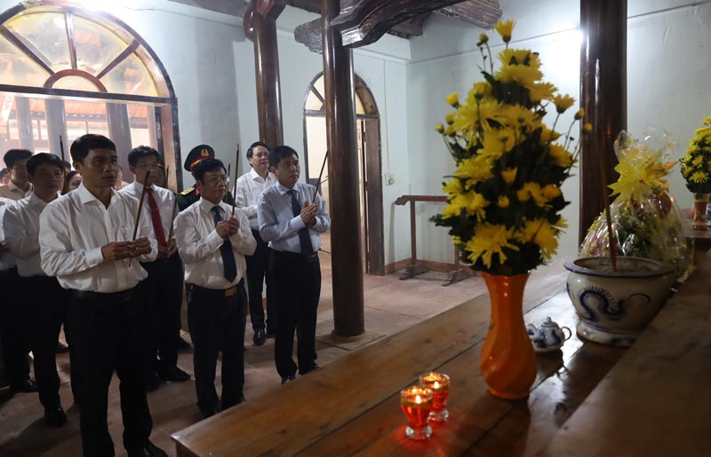 Các đồng chí lãnh đạo tỉnh và huyện Minh Hóa dâng hương tại đình Kim Bảng, xã Minh Hóa nhân Lễ kỷ niệm 75 năm Ngày thành lập Chi bộ đầu tiên của Đảng bộ huyện Minh Hóa .