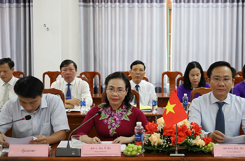 Đồng chí Chủ tịch Ủy ban MTTQVN tỉnh Phạm Thị Hân phát biểu tại hội đàm.