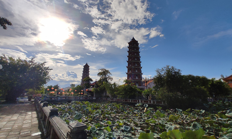  Chùa Hoằng Phúc (xã Mỹ Thủy), nơi thu hútkhách du lịch tham quan, vãn cảnh.