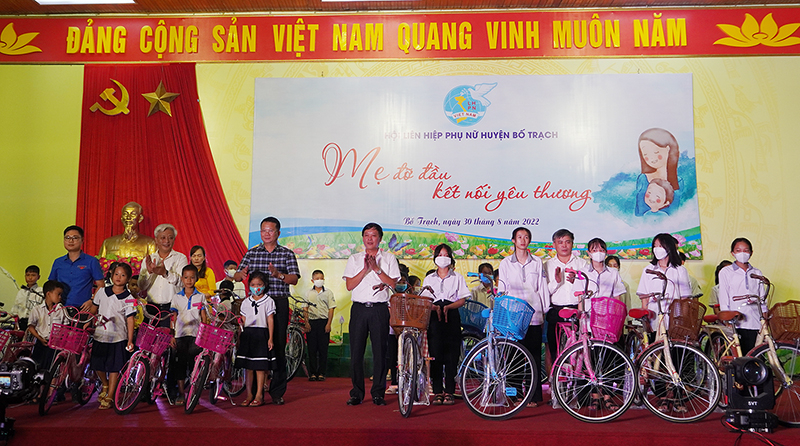 Các đồng chí lãnh đạo huyện Bố Trạch trao tặng xe đạp cho các cháu có hoàn cảnh khó khăn.