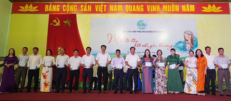 Lãnh đạo Hội LHPN huyện Bố Trạch trao chứng nhận đỡ đầu trẻ mồ côi cho các đơn vị, địa phương.