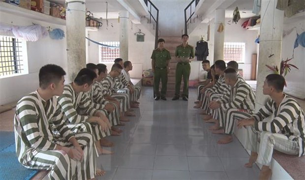 Cán bộ quản giáo tuyên truyền, phổ biến cho phạm nhân về các quy định, tiêu chuẩn được đặc xá. (Ảnh minh họa: Thanh Tuấn/TTXVN)