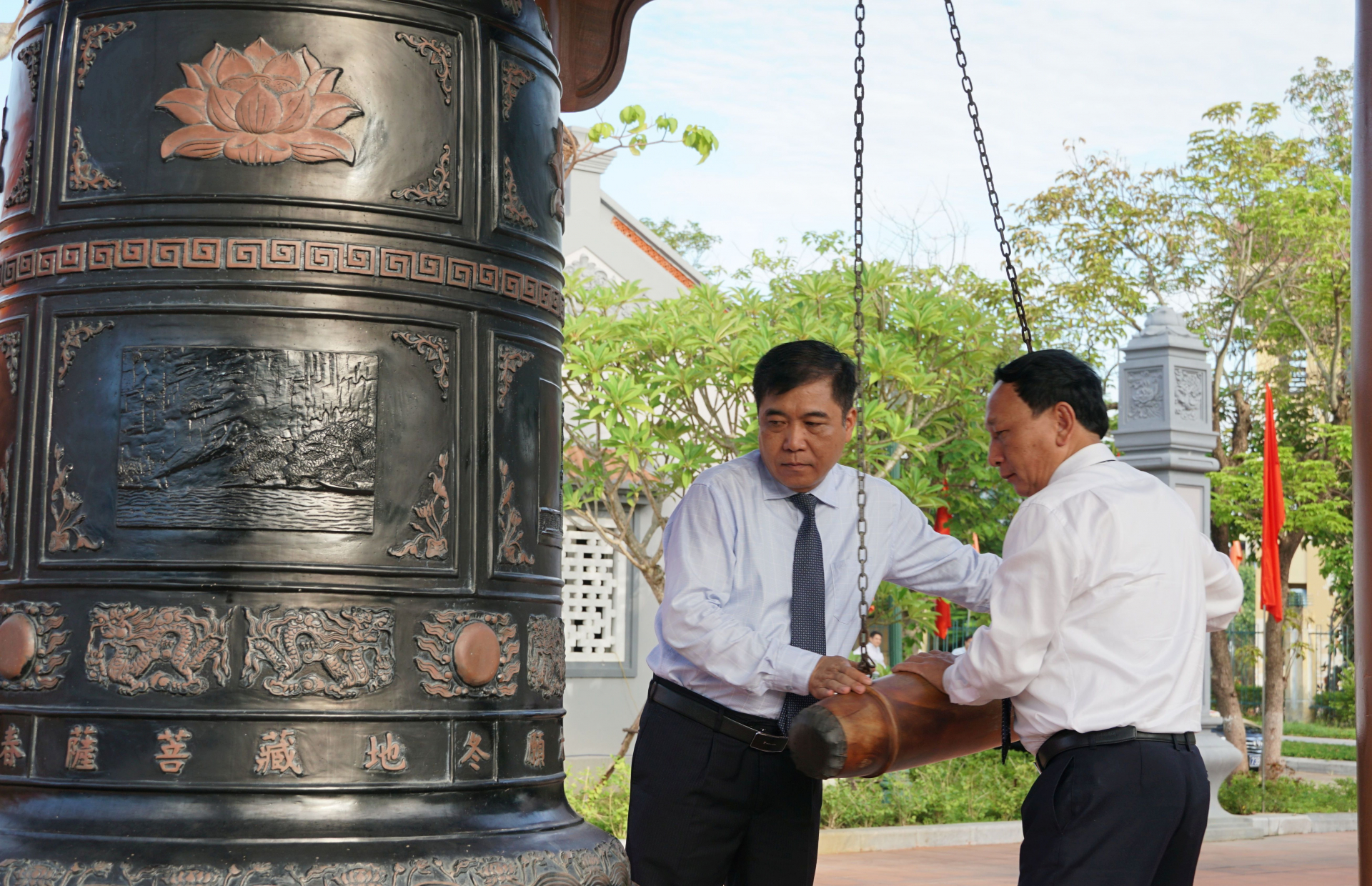 đồng chí Trần Hải Châu, Phó Bí thư Thường trực Tỉnh ủy và đồng chí Đoàn Ngọc Lâm, Ủy viên Ban Thường vụ Tỉnh ủy, Phó Chủ tịch Thường trực đã thực hiện nghi thức thỉnh chuông. 