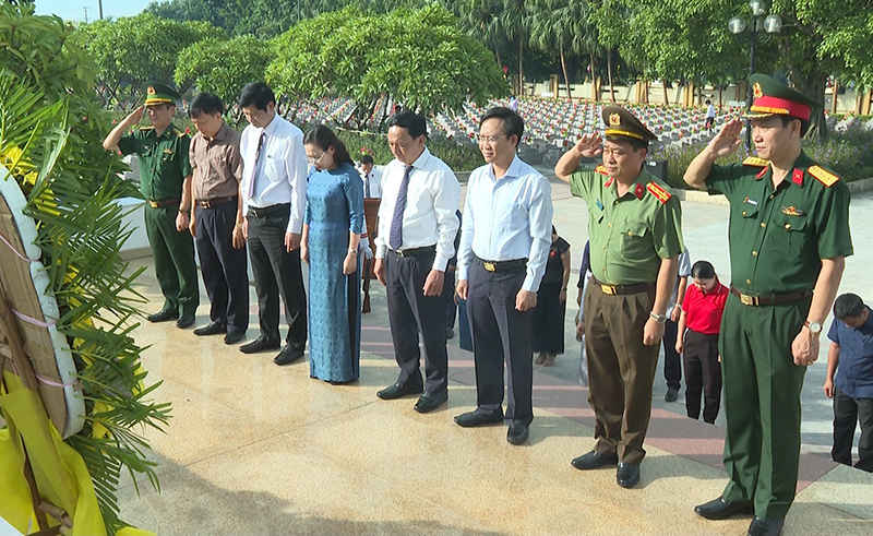 Các đồng chí lãnh đạo tỉnh đặt vòng hoa, dâng hương tưởng nhớ anh linh các anh hùng liệt sỹ. 