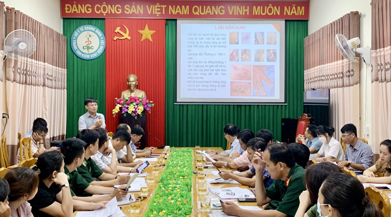 Các học viên được giảng viên trao đổi những kiến thức cơ bản về phòng, chống bệnh đậu mùa khỉ.