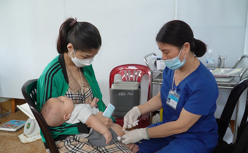 Quảng Bình đẩy mạnh Chương trình TCMR cho trẻ em trong độ tuổi.