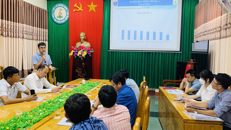 Cán bộ CDC trao đổi một số nội dung trọng tâm trong công tác tiêm chủng vắc xin những tháng còn lại của năm 2022.