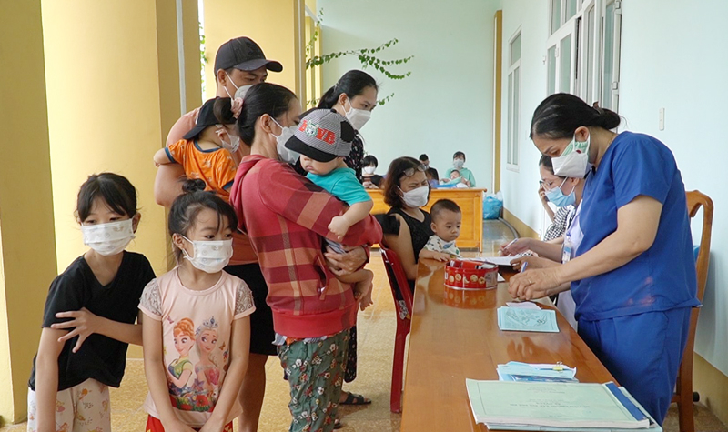 Người dân hưởng ứng tích cực Chương trình TCMR, đưa con em đi tiêm chủng đúng thời gian quy định.