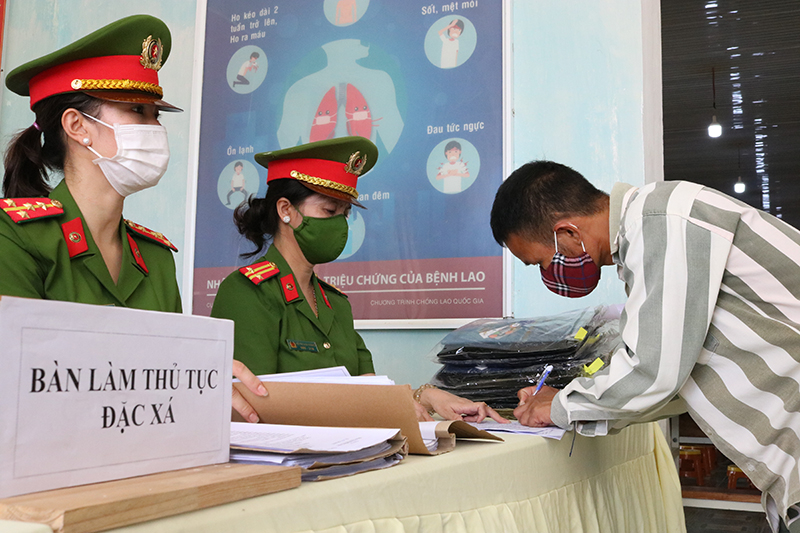 Cán bộ trại giam Đồng Sơn hướng dẫn thủ tục cho phạm nhân trước khi ra trại. 
