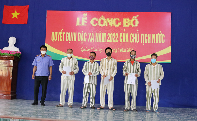 Đồng chí Nguyễn Huy Tiến, Phó Viện trưởng Thường trực VKSND tối cao trao Quyết định đặc xá của Chủ tịch nước cho các phạm nhân.