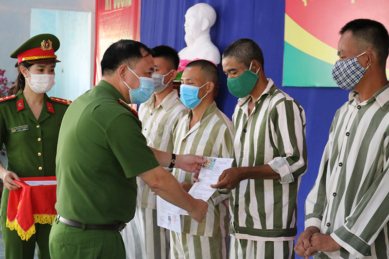 Lãnh đạo Cục C10 trao Quyết định đặc xá cho các phạm nhân.