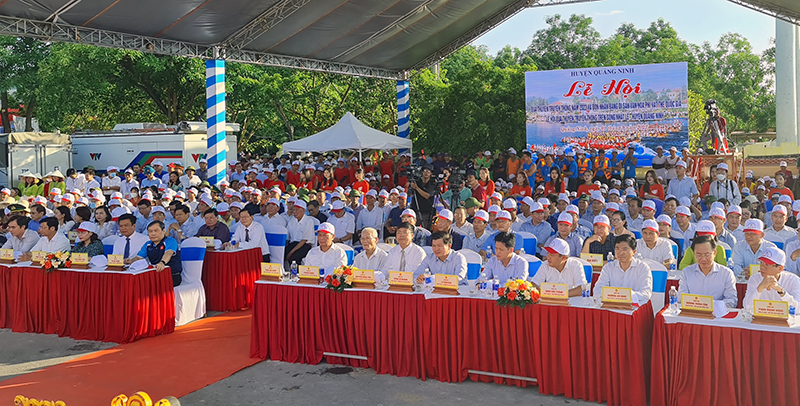 Các đại biểu tham dự lễ hội.