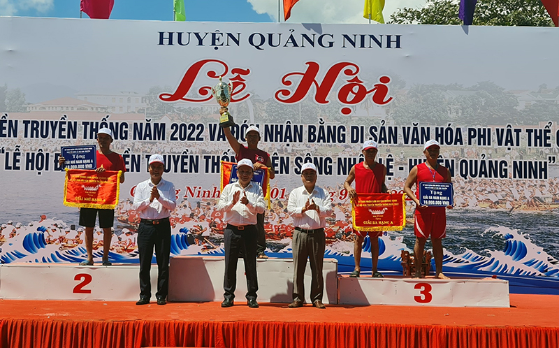 Đồng chí Đồng chí Phó Bí thư Thường trực Tỉnh uỷ Trần Hải Châu và lãnh đạo huyện Quảng Ninh trao thưởng cho các đội đua xuất sắc.