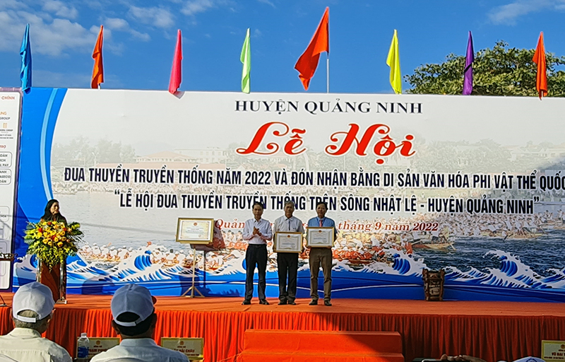 bằng khen cho 2 tập thể đã có nhiều đóng góp trong bảo tồn và phát huy các giá trị di sản văn hóa phi vật thể quốc gia