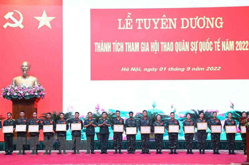 Các cá nhân được tặng Bằng khen của Bộ trưởng Bộ Quốc phòng tại lễ tuyên dương. (Ảnh: Văn Điệp/TTXVN)