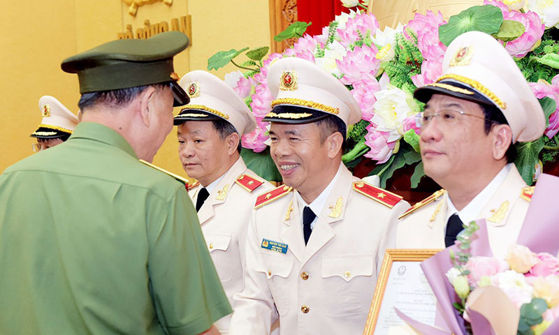 Đại tướng Tô Lâm, Bộ trưởng Bộ Công an trao quyết định của Chủ tịch nước thăng cấp bậc hàm cấp tướng cho đồng chí Nguyễn Tiến Nam