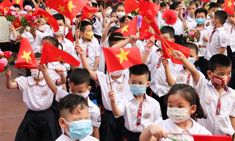 Những khoản thu đầu năm học luôn là mối quan tâm của phụ huynh. Ảnh: Thanh Tùng/TTXVN