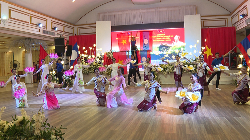 Tiết mục văn nghệ chào mừng tại buổi lễ