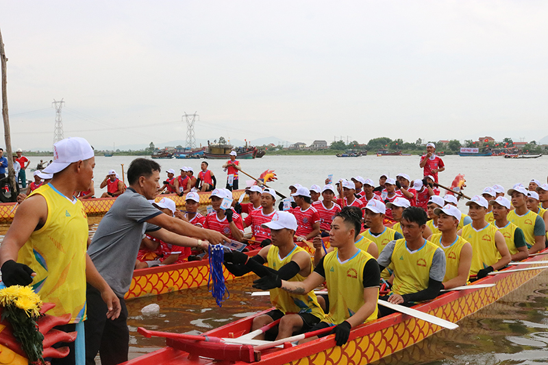 Ban tổ chức kiểm tra các đội đua trước khi thi đấu nhằm bảo đảm tính công bằng, đúng điều lệ.