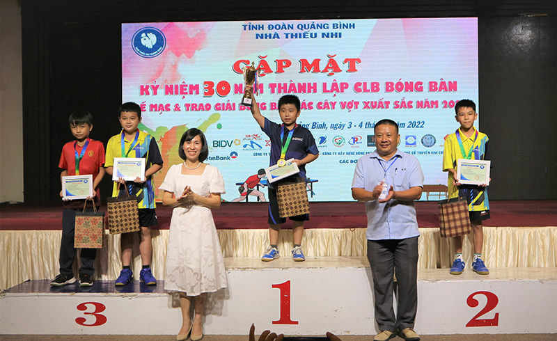 Đại diện lãnh đạo Nhà Thiếu nhi tỉnh trao giải thưởng cho các vận động viên tại giải bóng bàn cây vợt xuất sắc nhà thiếu nhi mở rộng năm 2022
