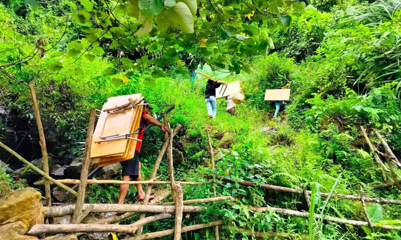 Vận chuyển vật liệu lên điểm trường K-Oóc