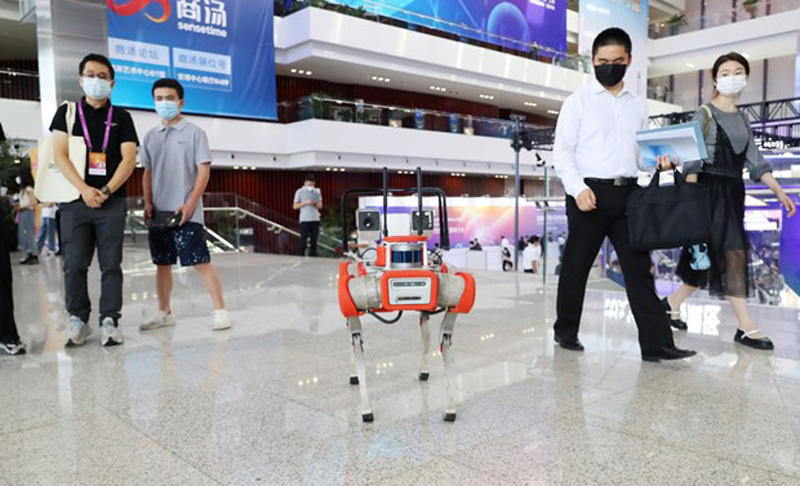 Một robot trinh sát hỏa hoạn tại Hội nghị Trí tuệ nhân tạo Thế giới 2022 (WAIC) ở Thượng Hải, Đông Trung Quốc, ngày 1/9. (Nguồn: Tân Hoa xã)