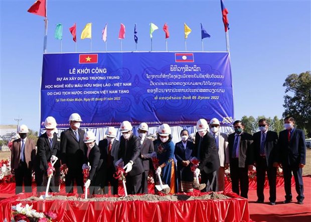 Lễ động thổ xây dựng trường Trung học và dạy nghề kiểu mẫu Hữu nghị Lào-Việt Nam. Đây là quà tặng của Việt Nam dành cho Lào trong khuôn khổ chuyến thăm hữu nghị chính thức nước CHDCND Lào của Chủ tịch nước Nguyễn Xuân Phúc vào tháng 8/2021. (Ảnh: Phạm Kiên/TTXVN)