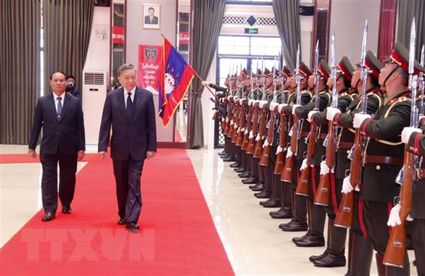 Bộ trưởng Bộ Công an Tô Lâm duyệt đội danh dự trong lễ đón tại Bộ Công an Lào ở thủ đô Vientiane ngày 24/8/2022. (Ảnh: Phạm Kiên/TTXVN)