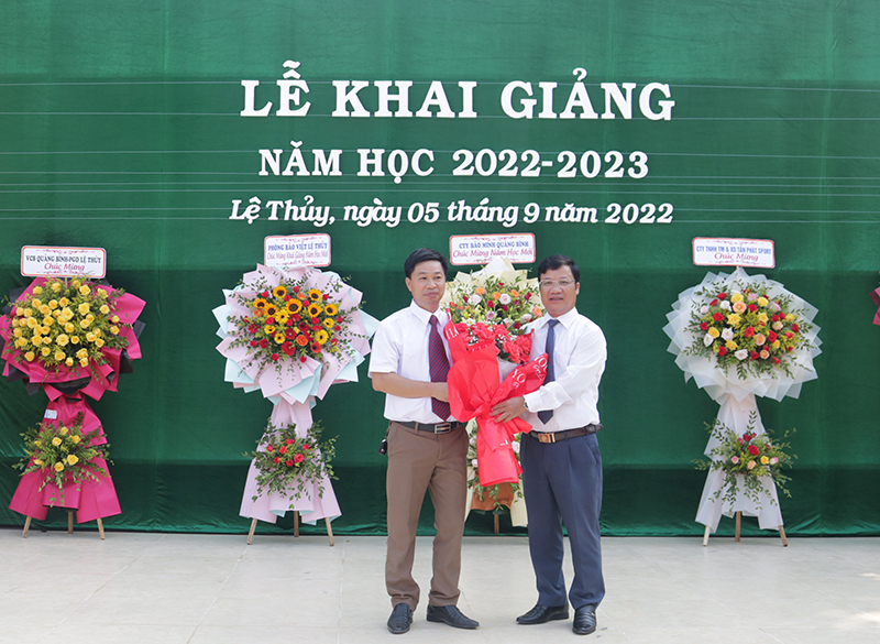 Đồng chí Trưởng ban Tuyên giáo Tỉnh ủy Cao Văn Định tặng hoa cho Trường THPT Lệ Thủy.